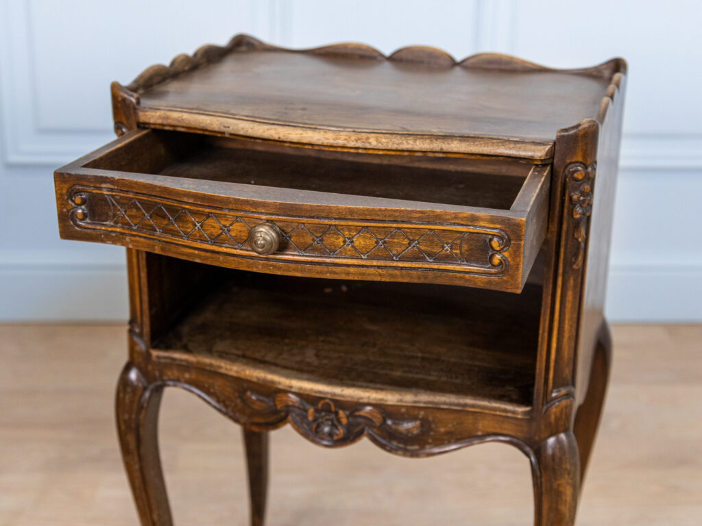 Вінтажні тумбочки в стилі Людовика XV