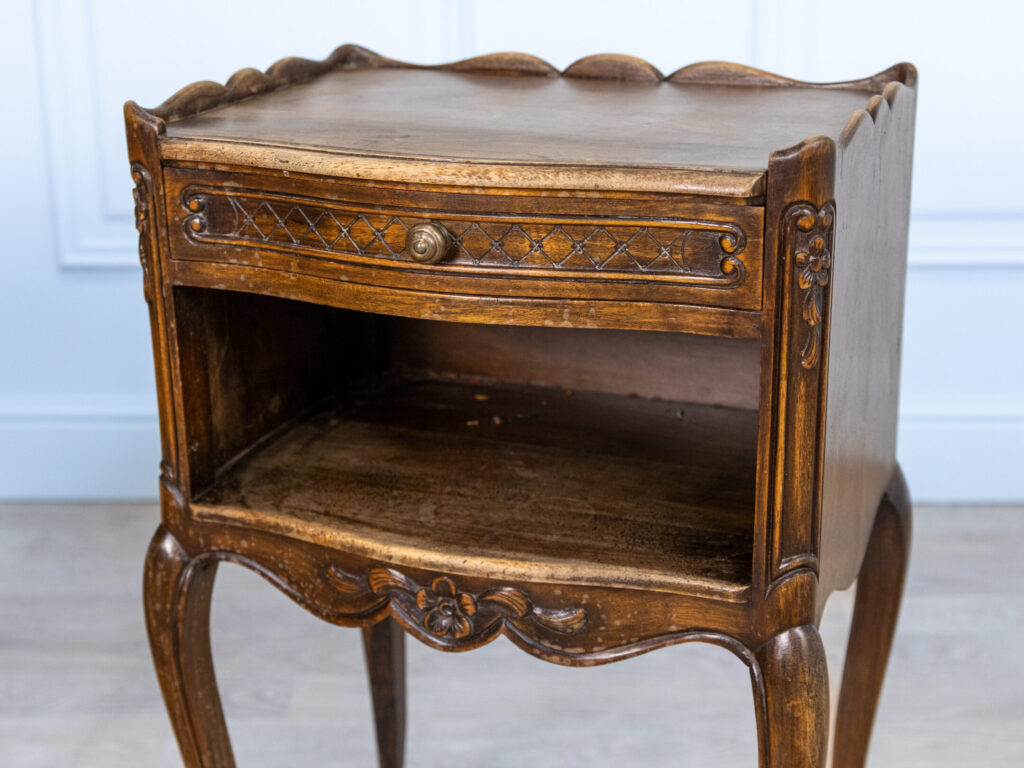 Вінтажні тумбочки в стилі Людовика XV