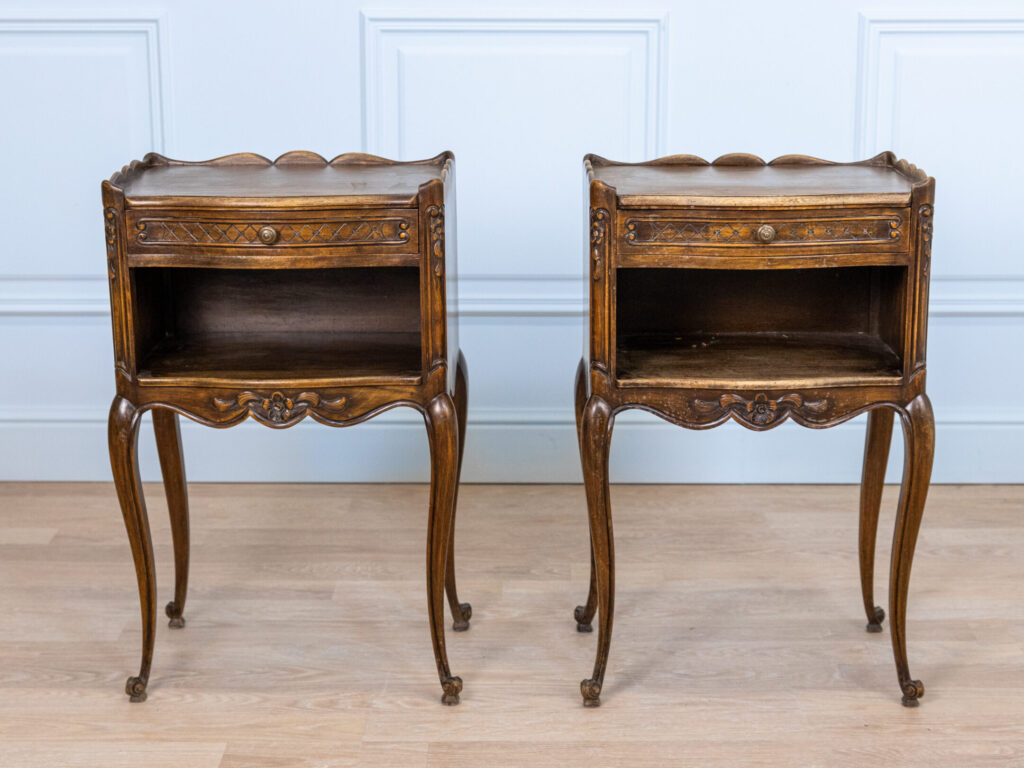 Вінтажні тумбочки в стилі Людовика XV