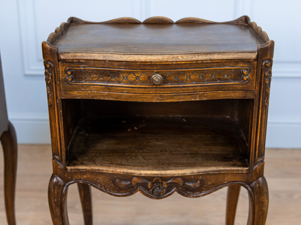 Вінтажні тумбочки в стилі Людовика XV