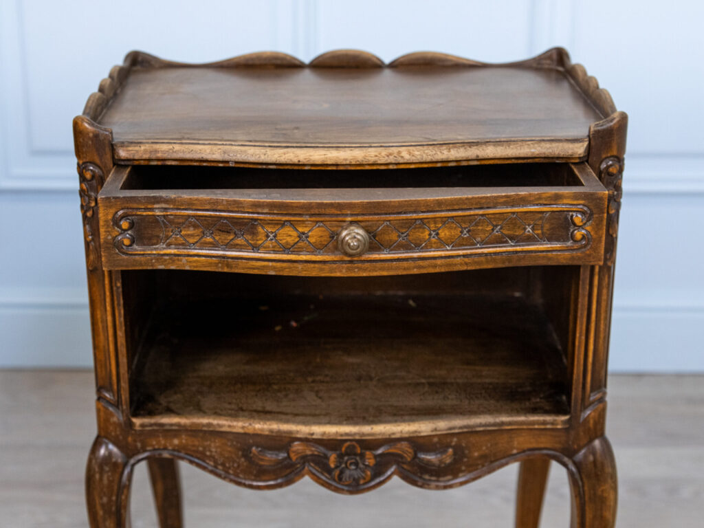 Вінтажні тумбочки в стилі Людовика XV