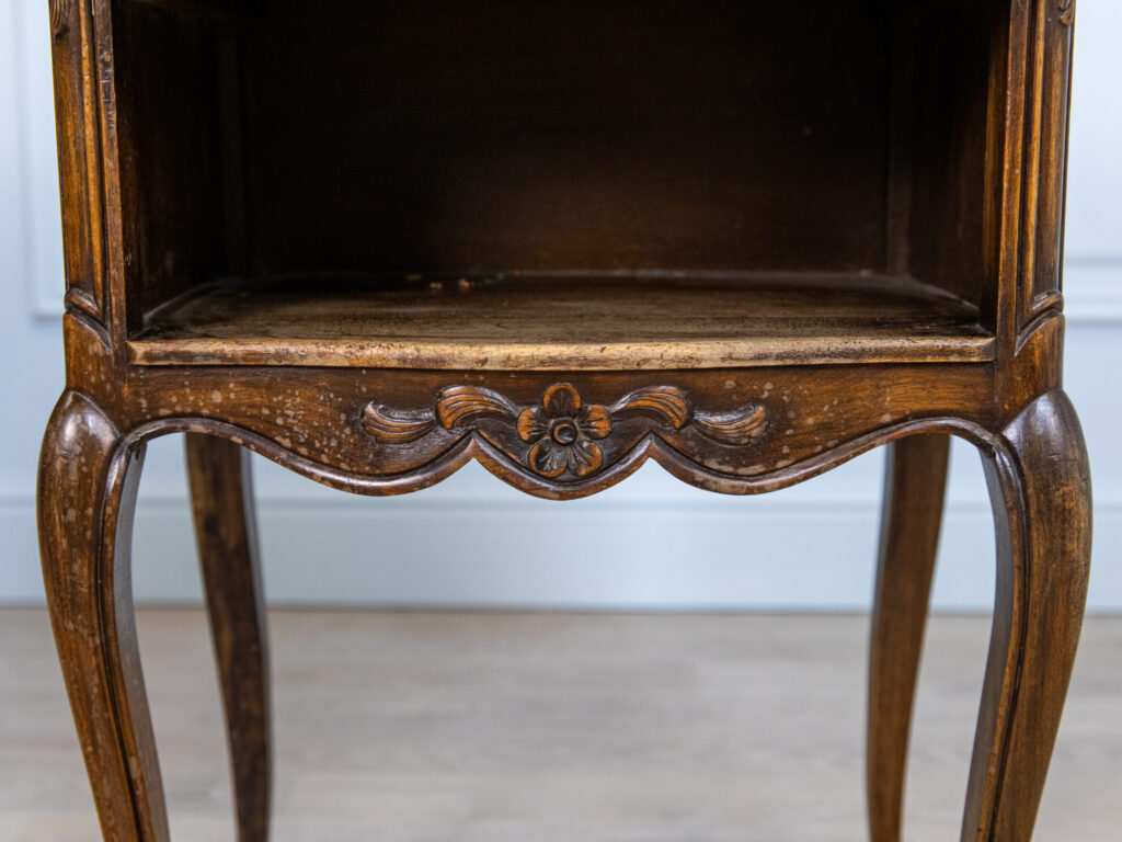 Вінтажні тумбочки в стилі Людовика XV