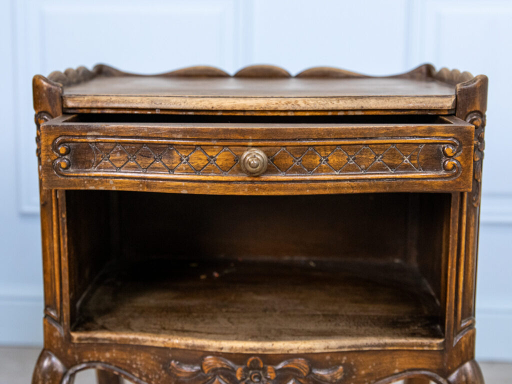 Вінтажні тумбочки в стилі Людовика XV