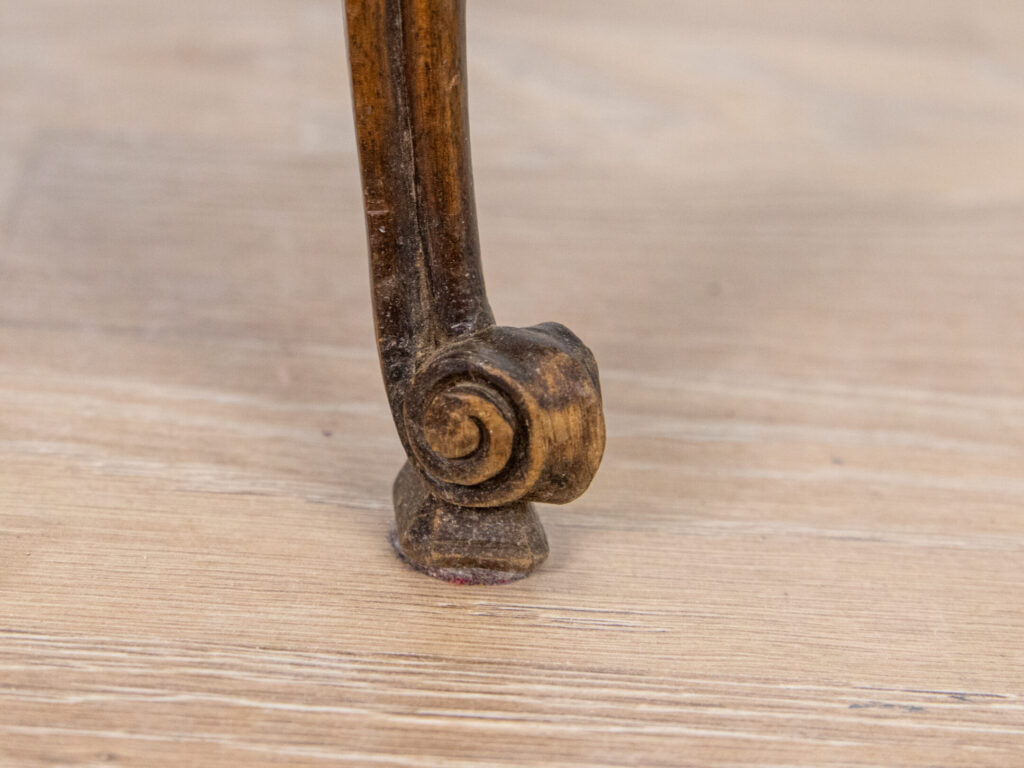 Вінтажні тумбочки в стилі Людовика XV