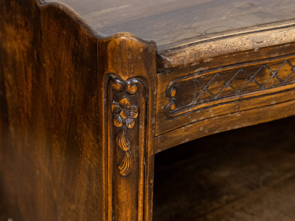 Вінтажні тумбочки в стилі Людовика XV