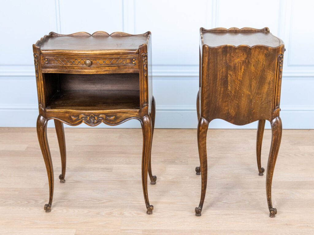 Вінтажні тумбочки в стилі Людовика XV