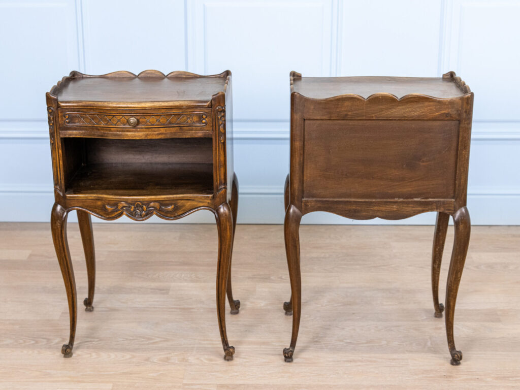 Вінтажні тумбочки в стилі Людовика XV