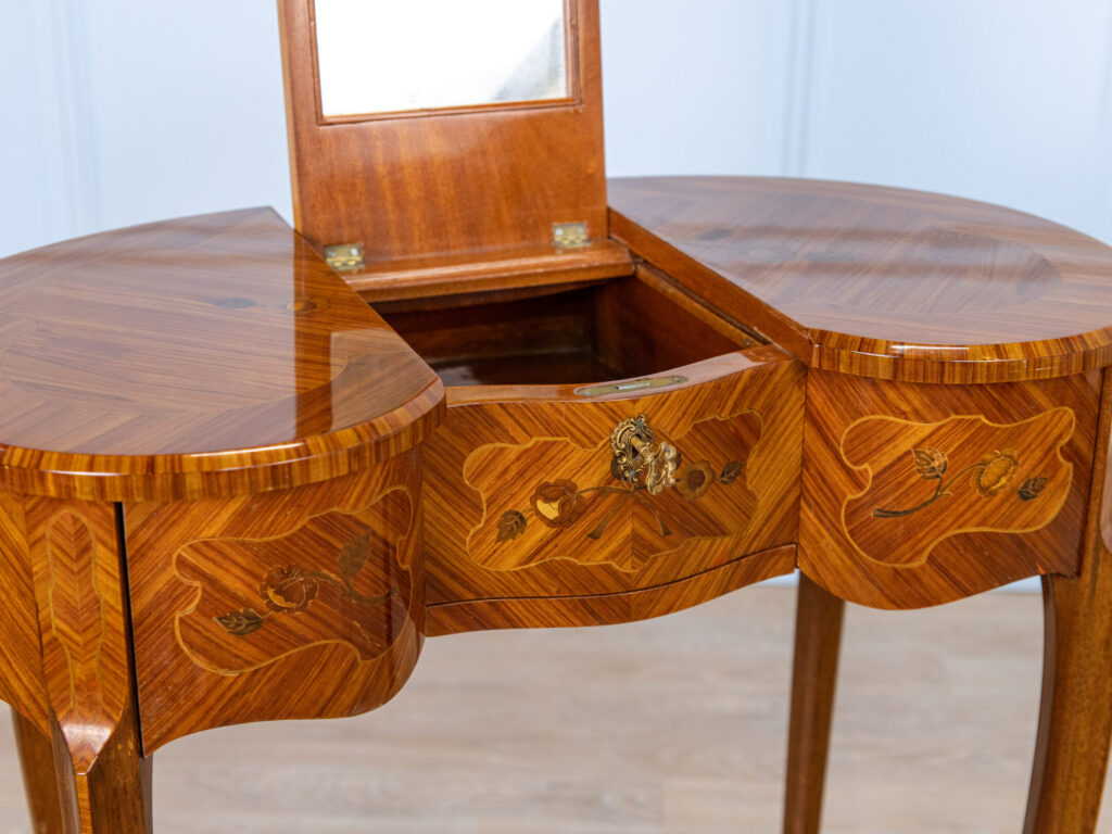 BN4A6991 Вінтажний туалетний столик у стилі Людовика ХV