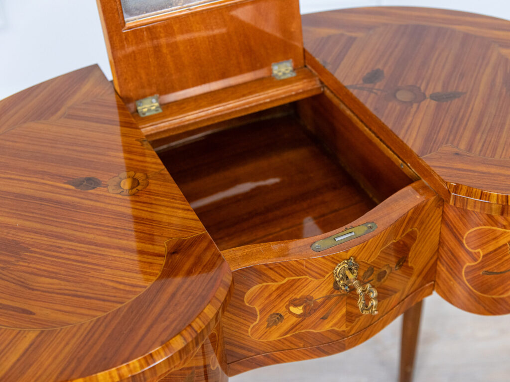 BN4A6992 Вінтажний туалетний столик у стилі Людовика ХV