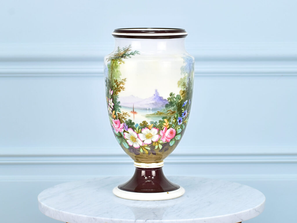 Вінтажна ваза з опалового скла