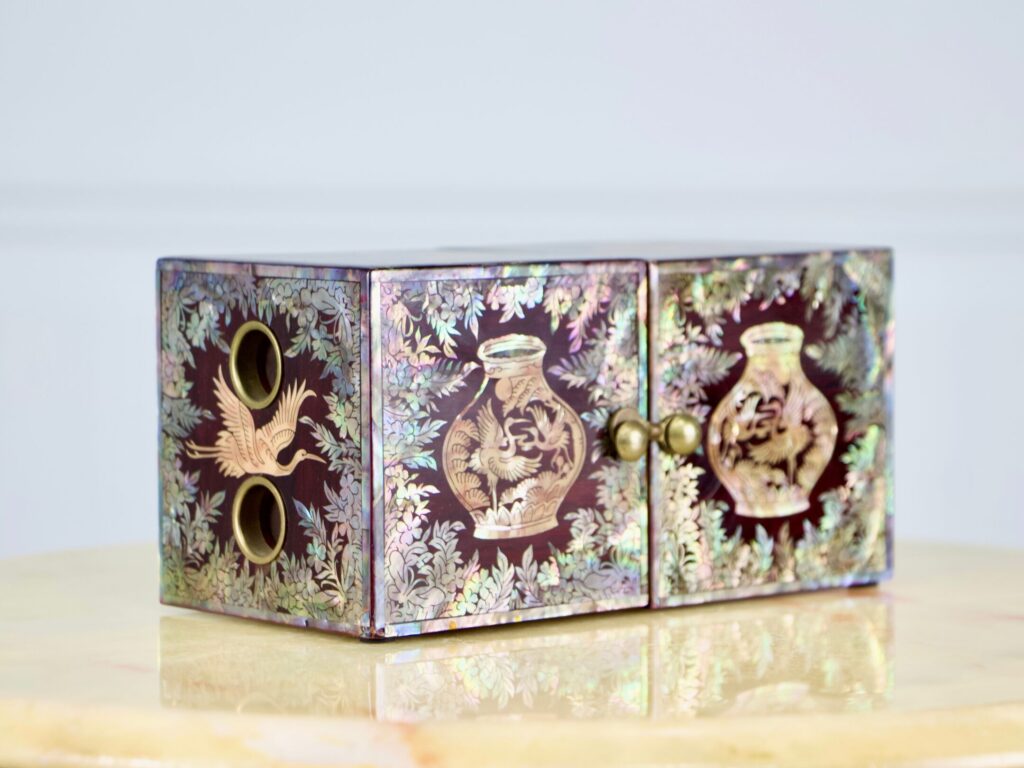 Антикварна шкатулка в східному стилі