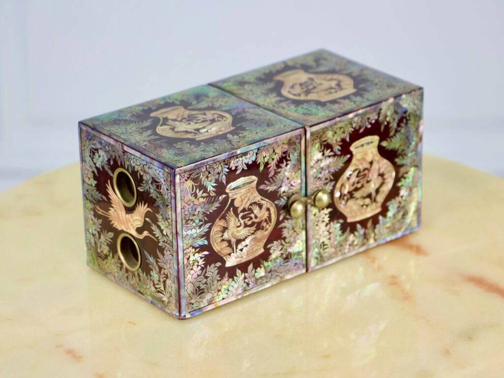 Антикварна шкатулка в східному стилі