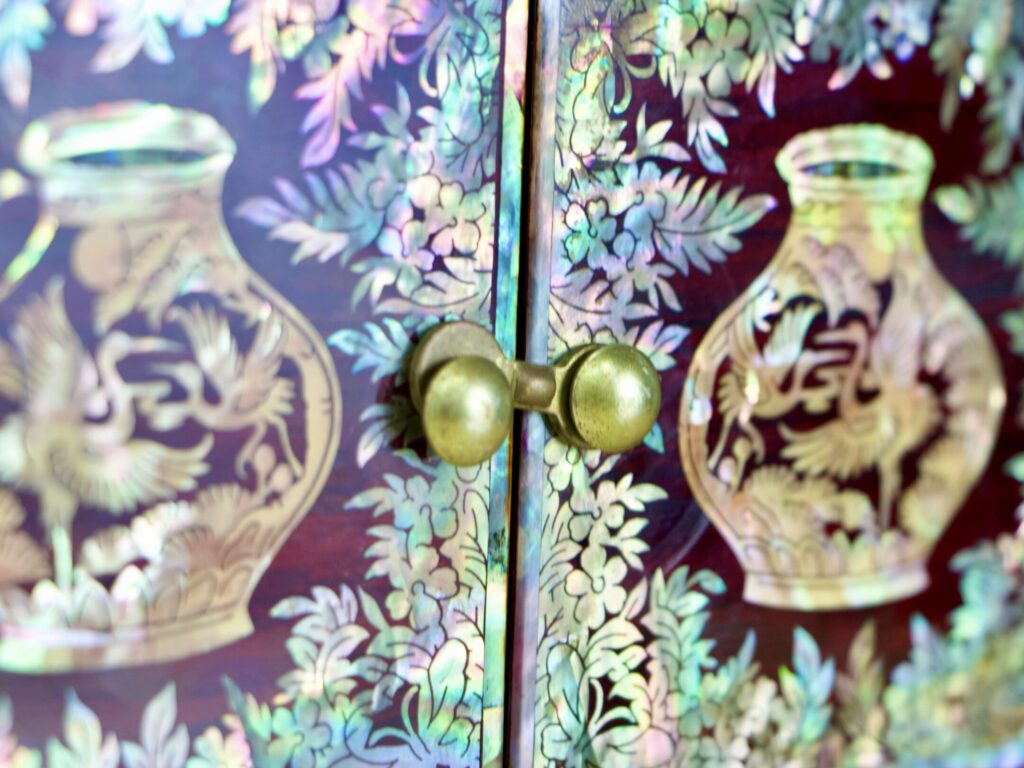 Антикварна шкатулка в східному стилі