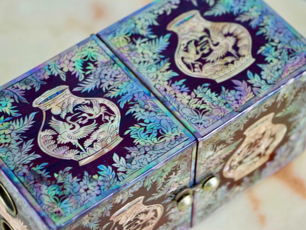 Антикварна шкатулка в східному стилі