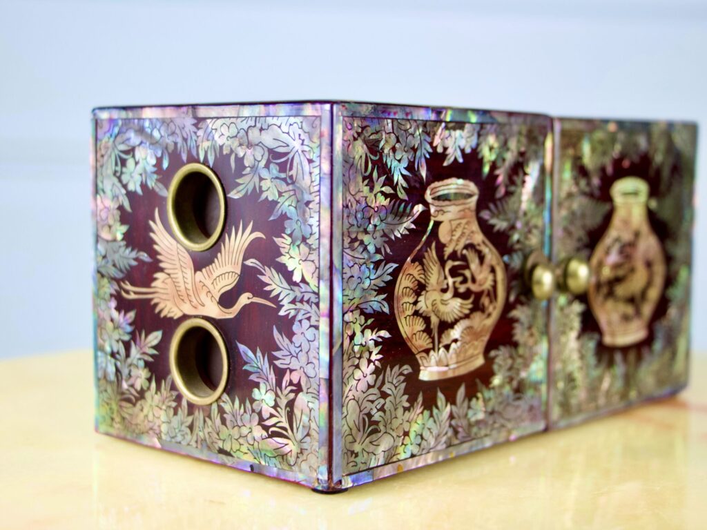 Антикварна шкатулка в східному стилі