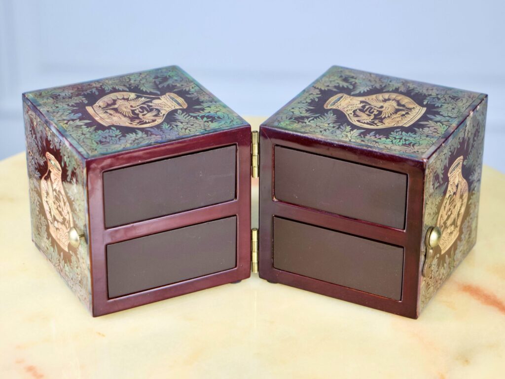 Антикварна шкатулка в східному стилі