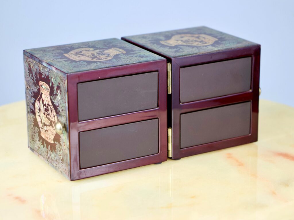 Антикварна шкатулка в східному стилі