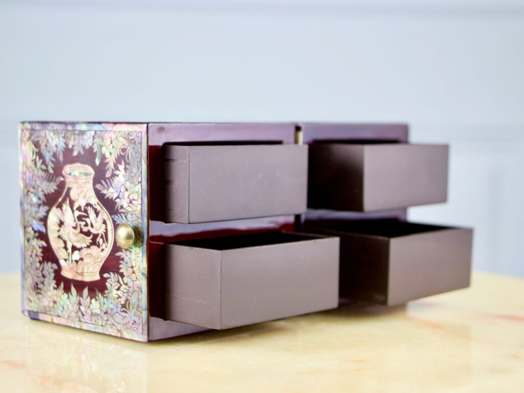 Антикварна шкатулка в східному стилі