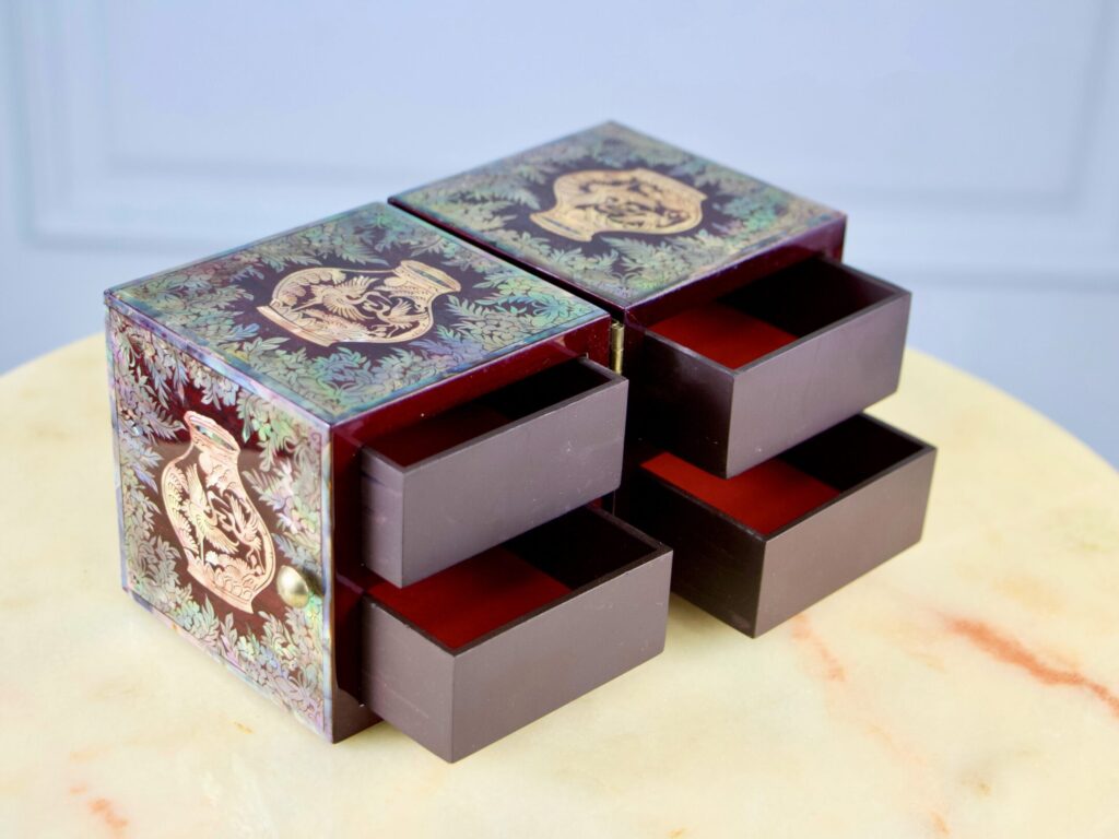 Антикварна шкатулка в східному стилі