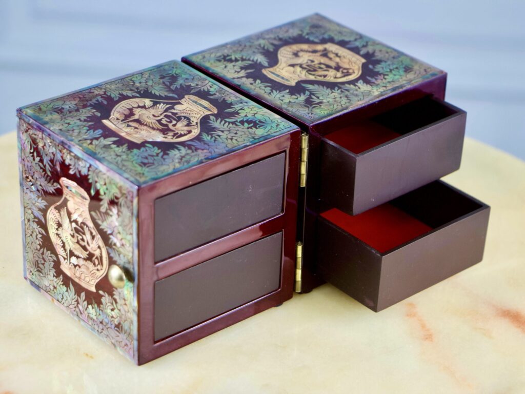 Антикварна шкатулка в східному стилі