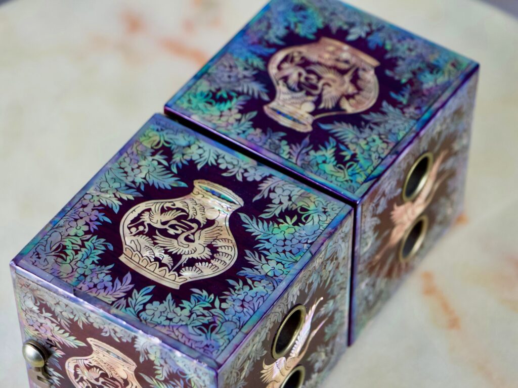 Антикварна шкатулка в східному стилі