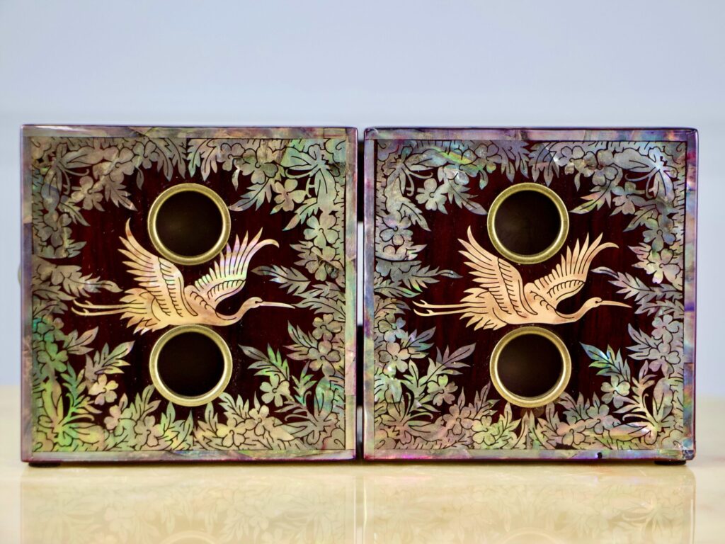 Антикварна шкатулка в східному стилі