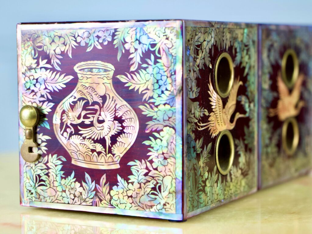 Антикварна шкатулка в східному стилі