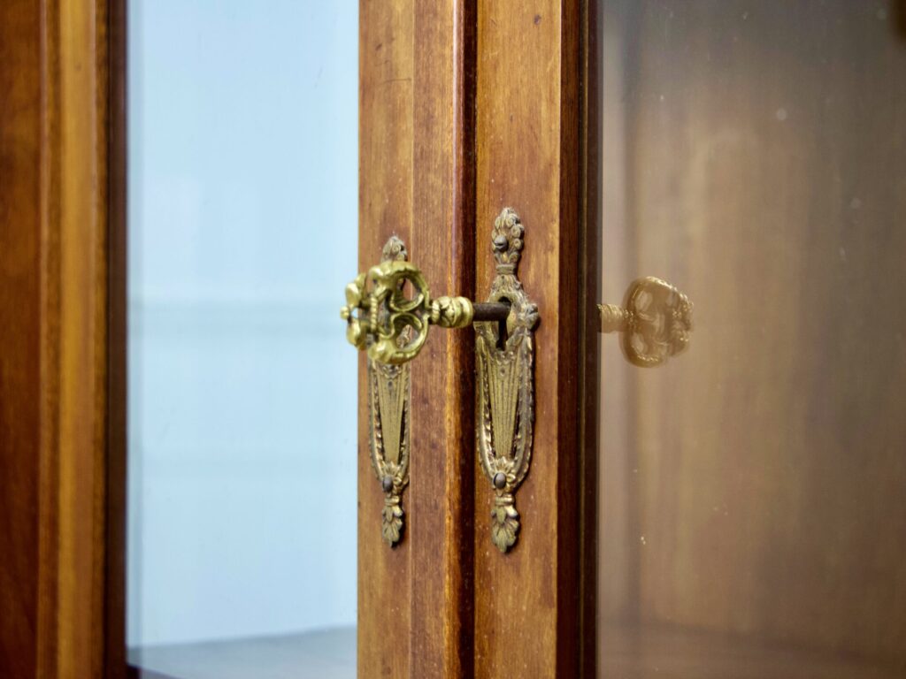 IMG_0445 Антикварна вітрина в стилі Ампір