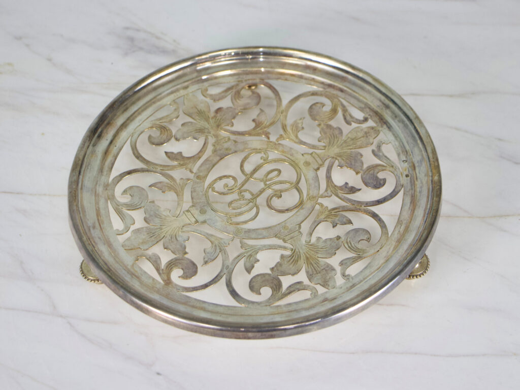 IMG_0606 Антикварна срібна підставка з монограмою