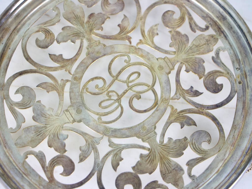 IMG_0608 Антикварна срібна підставка з монограмою