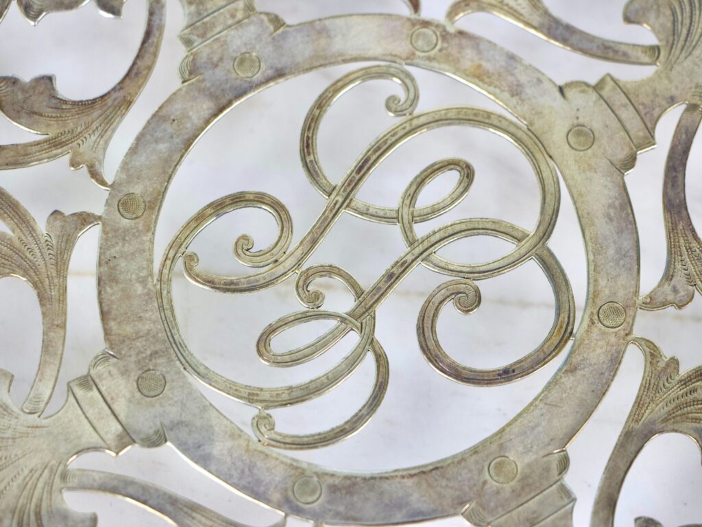 IMG_0610 Антикварна срібна підставка з монограмою