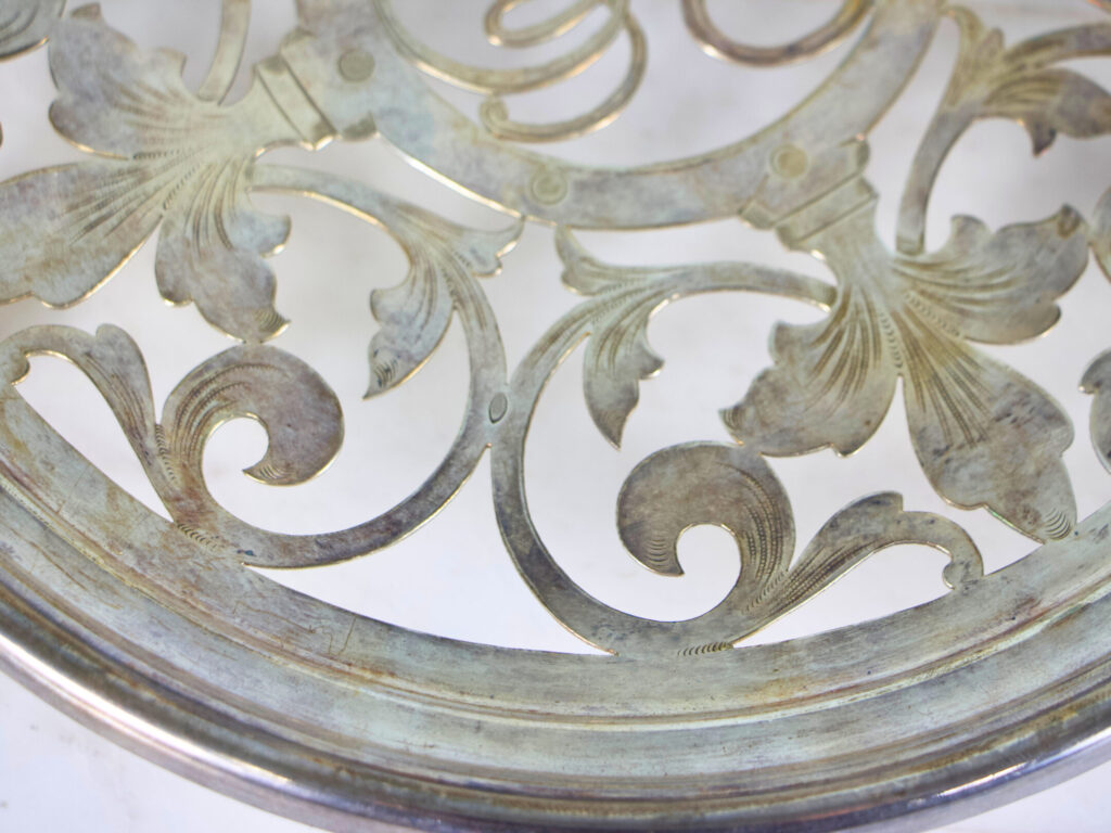 IMG_0611 Антикварна срібна підставка з монограмою