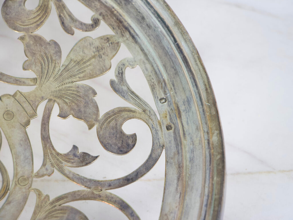 IMG_0612 Антикварна срібна підставка з монограмою