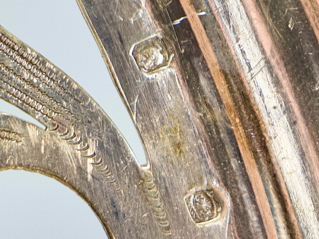 IMG_0613 Антикварна срібна підставка з монограмою