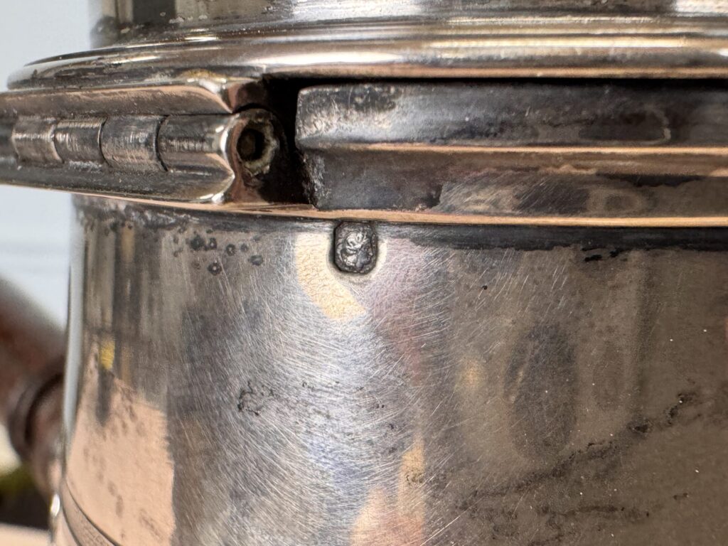 Антикварна срібна шоколадниця