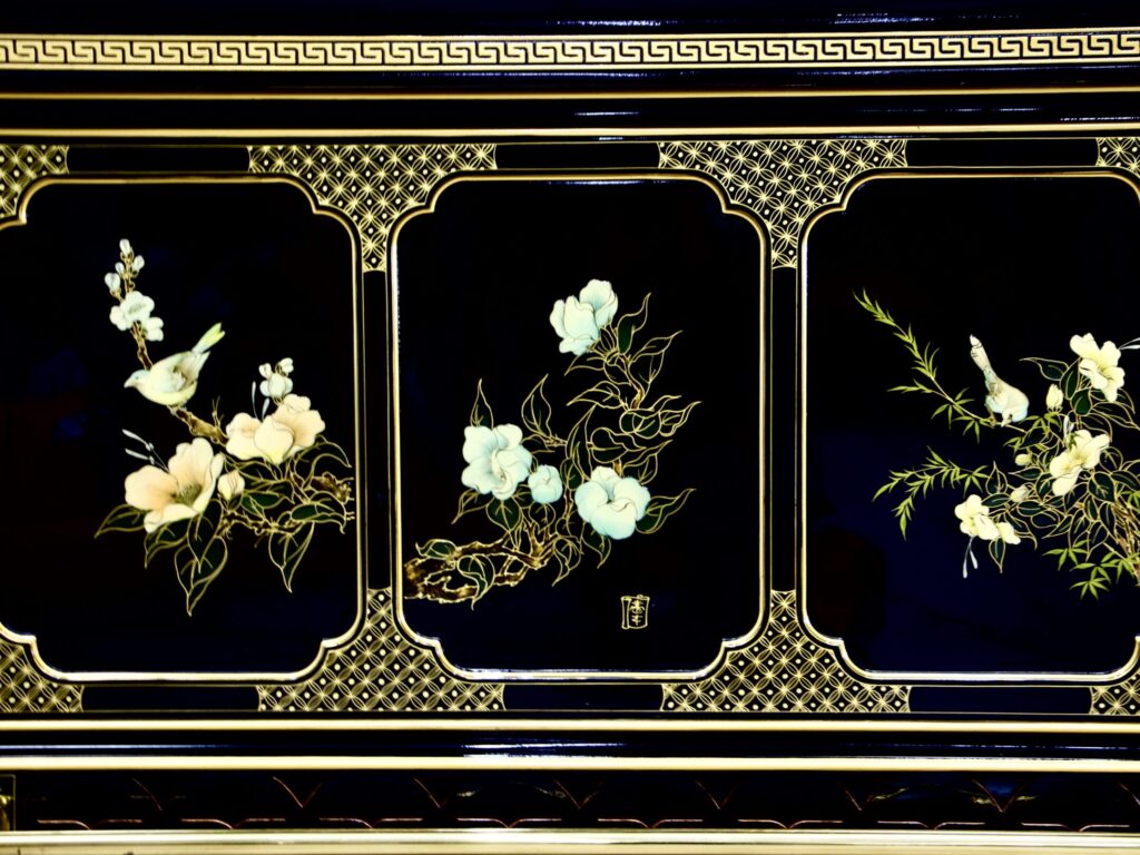 Антикварний комод-бар у стилі Шинуазрі