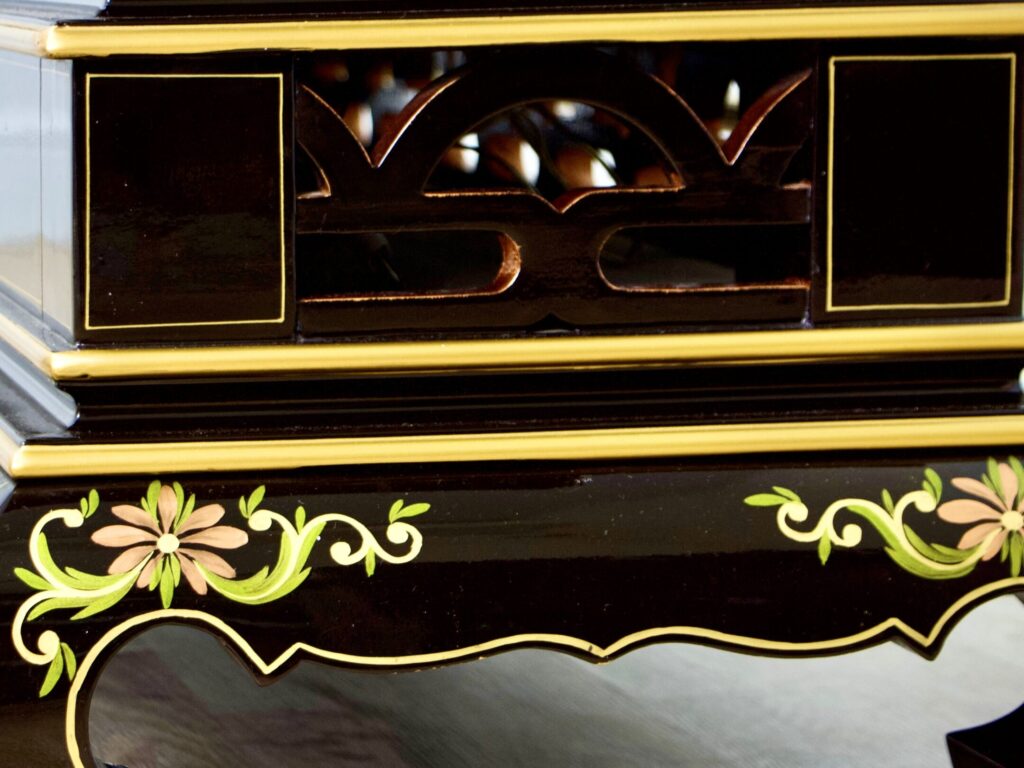 Антикварний комод-бар у стилі Шинуазрі