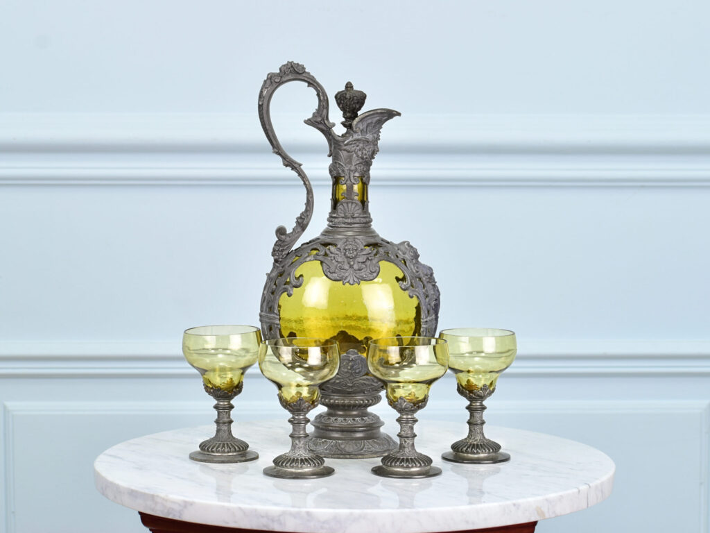 Антикварний графин з келихами