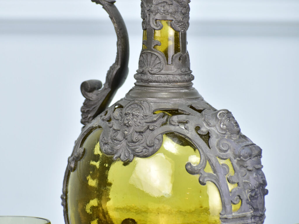 Антикварний графин з келихами