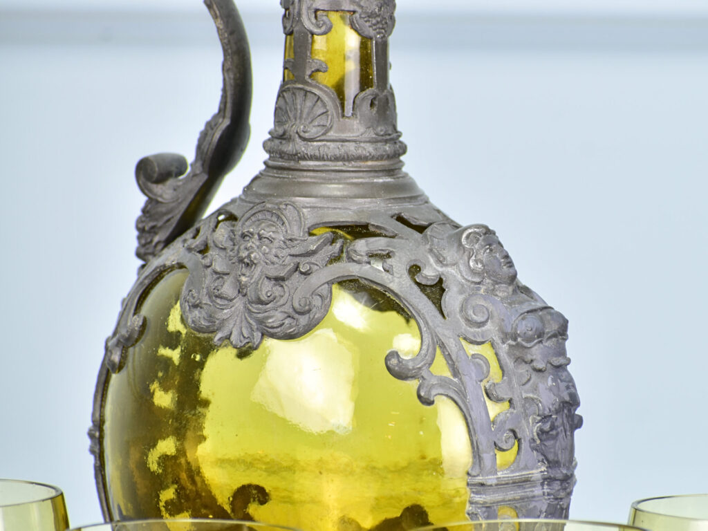 Антикварний графин з келихами