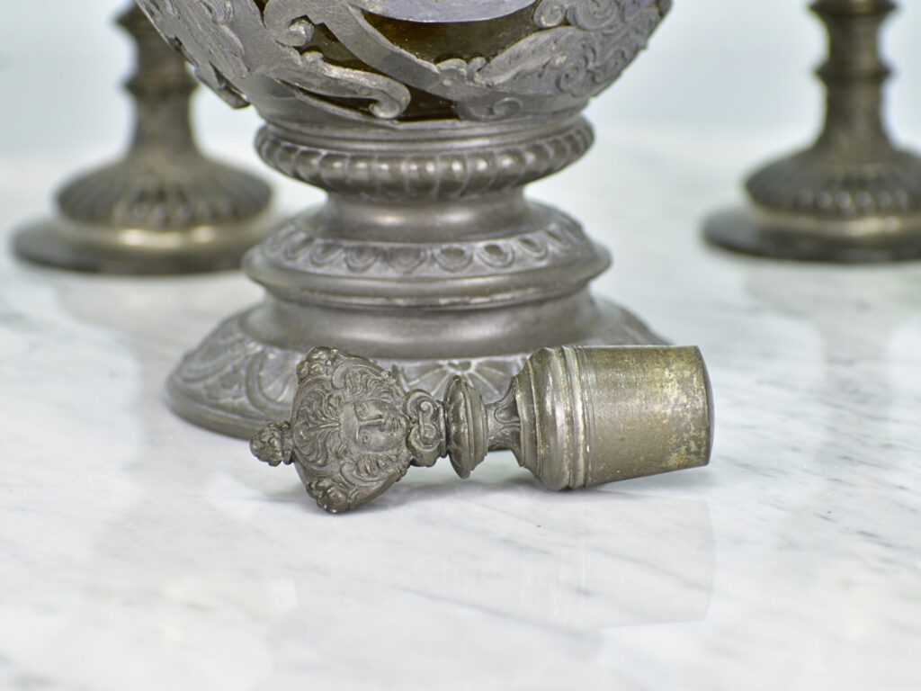 Антикварний графин з келихами