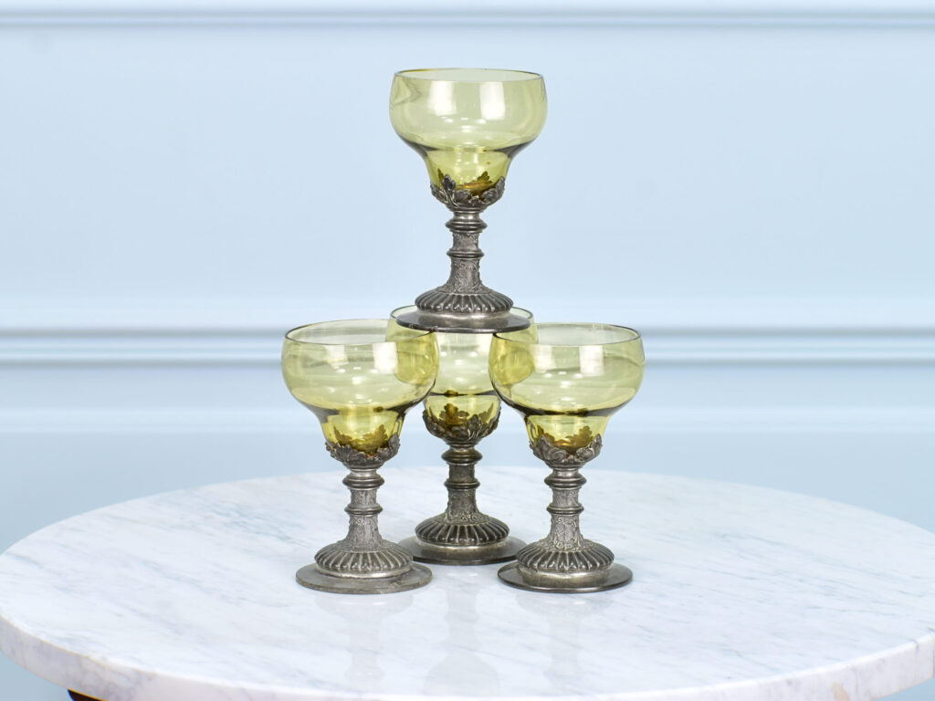 Антикварний графин з келихами