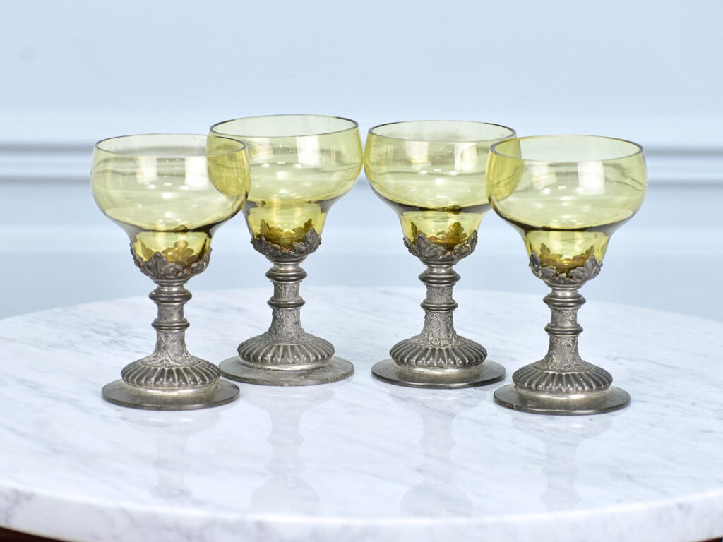 Антикварний графин з келихами