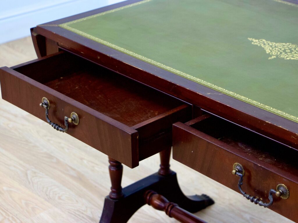 Вінтажний кабінетний набір у стилі Chesterfield