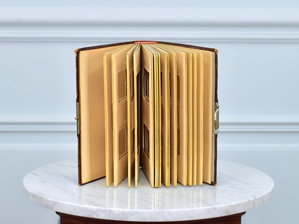 Антикварний фотоальбом