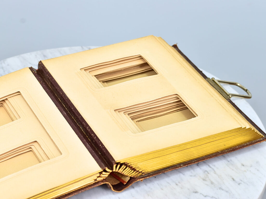 Антикварний фотоальбом