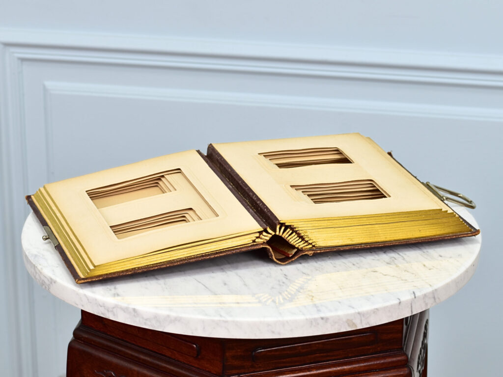 Антикварний фотоальбом