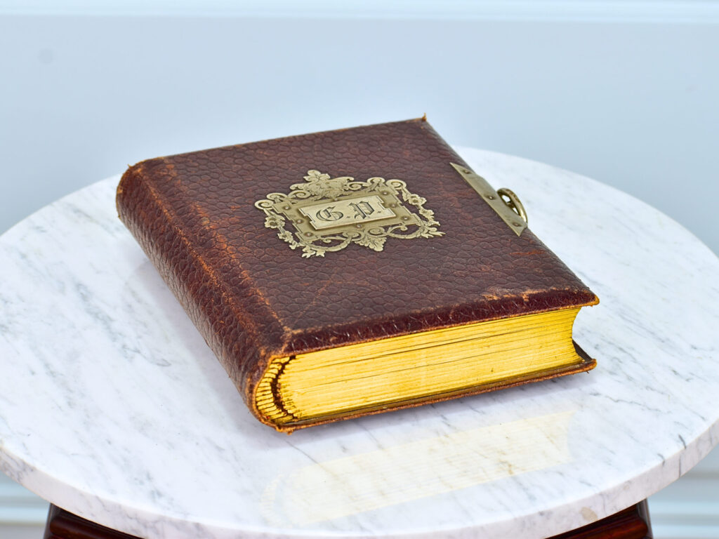 Антикварний фотоальбом