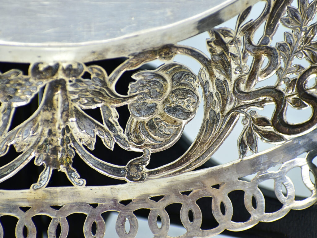 Антикварна срібна фруктовниця