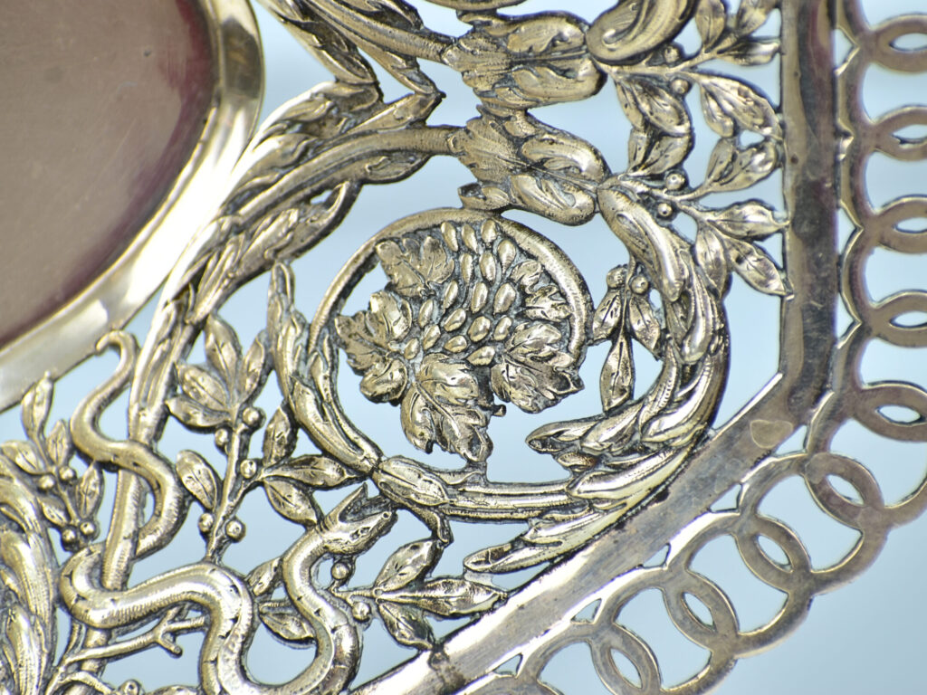 Антикварна срібна фруктовниця